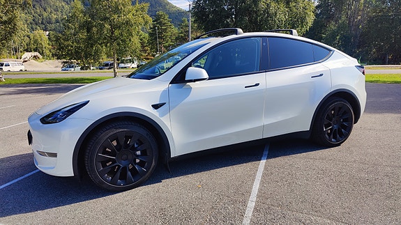 Tesla Model Y 4 of 30
