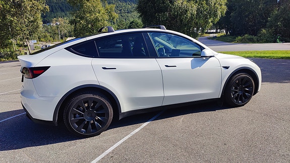 Tesla Model Y 12 of 30