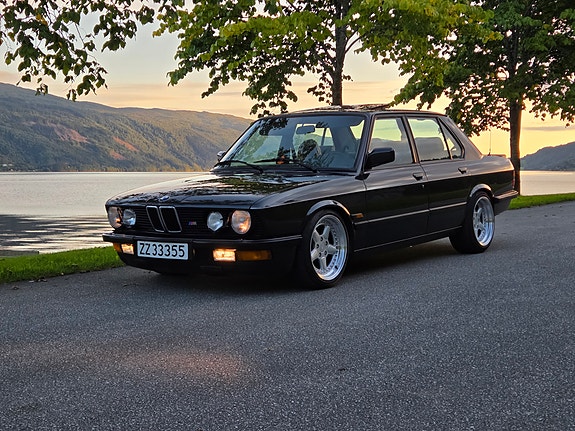 BMW 520i 3 of 14