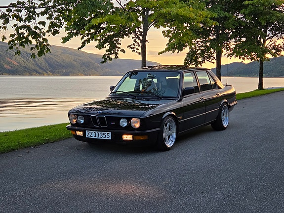 BMW 520i 2 of 14