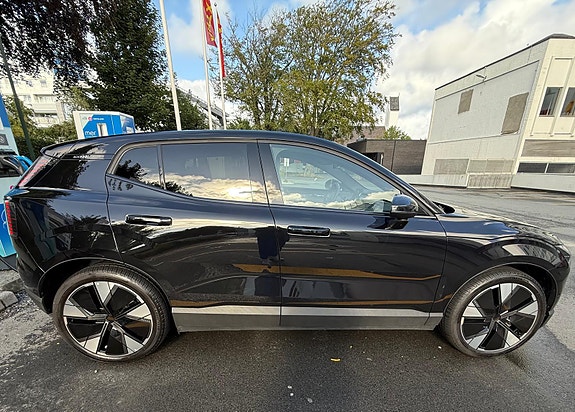 Volvo EX30 2 of 13
