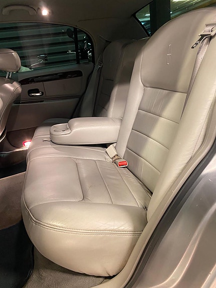 Lincoln Town Car 14 of 21