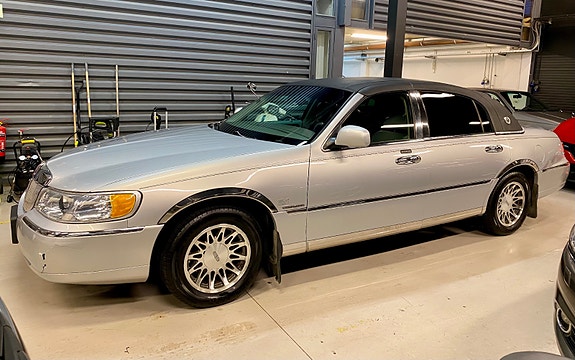 Lincoln Town Car 2 of 21