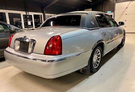 Lincoln Town Car 5 of 21