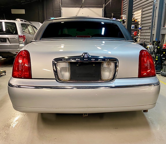 Lincoln Town Car 4 of 21