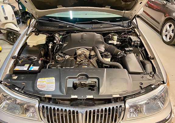 Lincoln Town Car 21 of 21