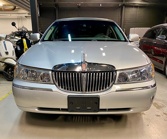 Lincoln Town Car 7 of 21