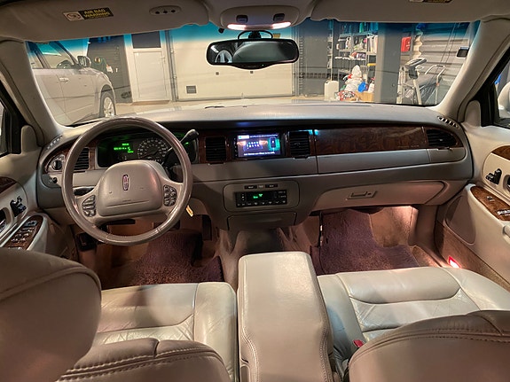Lincoln Town Car 12 of 21
