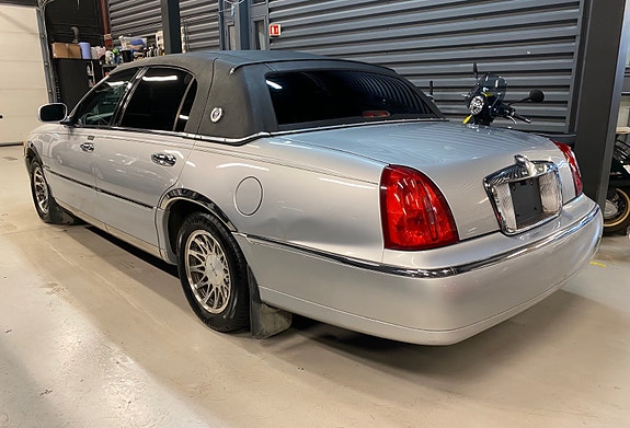 Lincoln Town Car 3 of 21