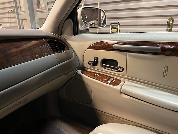 Lincoln Town Car 15 of 21