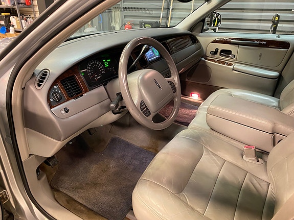Lincoln Town Car 10 of 21