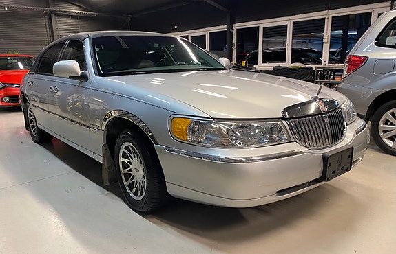 Lincoln Town Car 6 of 21
