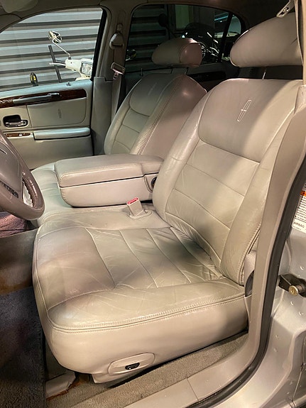 Lincoln Town Car 11 of 21