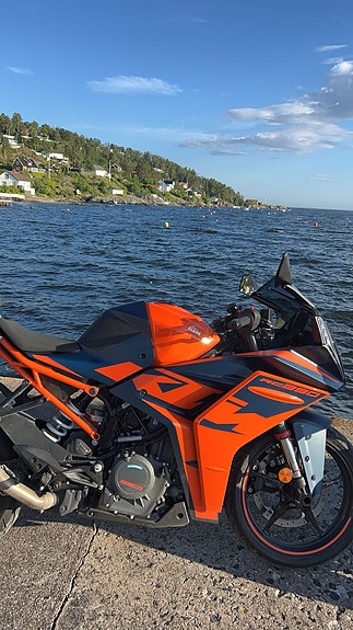 KTM RC 390 2 of 13
