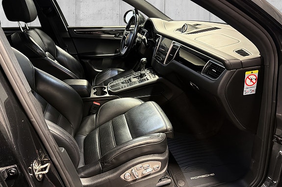 Porsche Macan 13 of 23