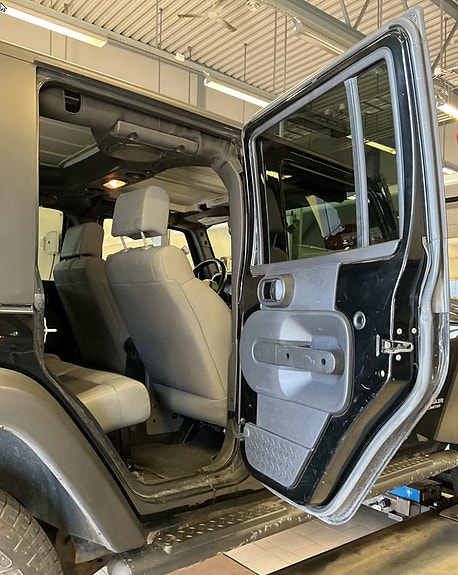 Jeep Wrangler 14 of 24