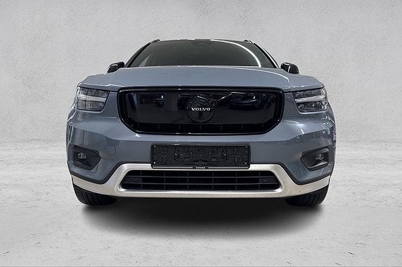 Volvo XC40 2 of 24