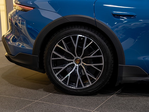 Porsche Taycan Cross Turismo 16 of 30