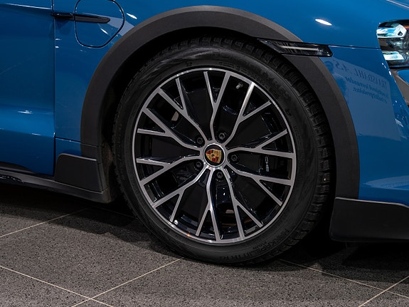 Porsche Taycan Cross Turismo 13 of 30