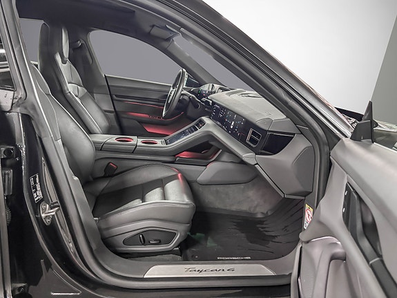 Porsche Taycan Cross Turismo 17 of 27