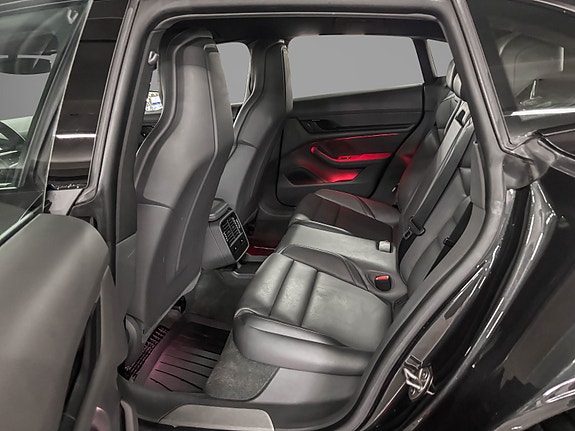 Porsche Taycan Cross Turismo 19 of 27