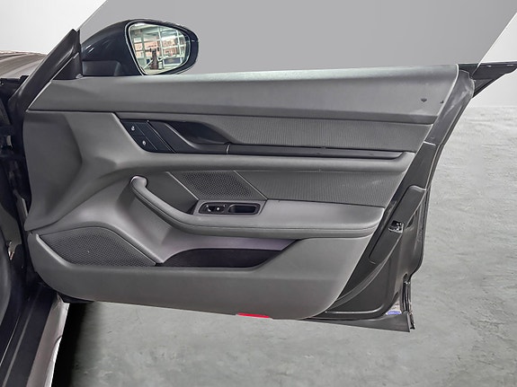 Porsche Taycan Cross Turismo 16 of 27