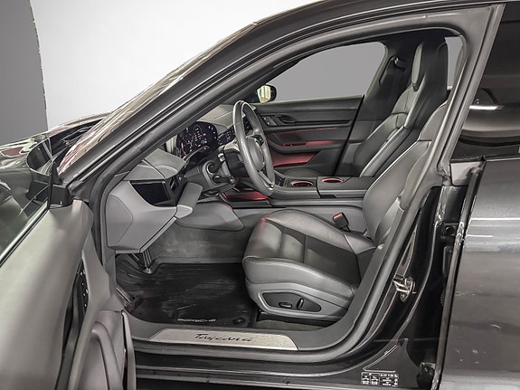 Porsche Taycan Cross Turismo 10 of 27