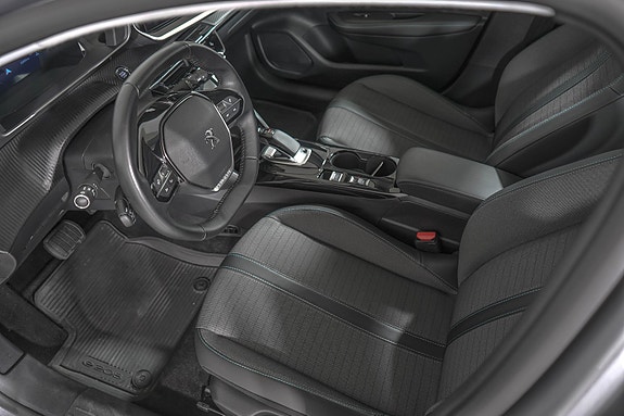 Peugeot e-208 10 of 20