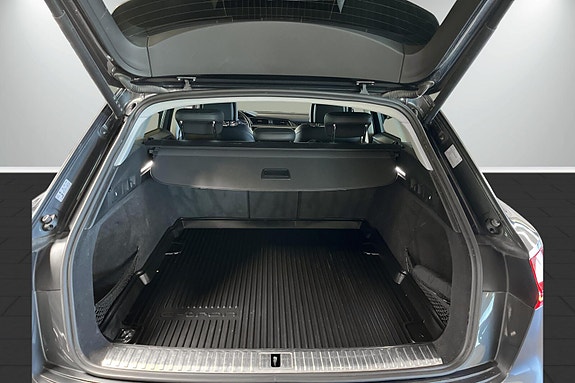 Audi e-tron 9 of 11