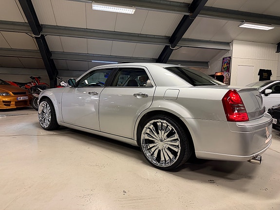Chrysler 300C 3 of 19