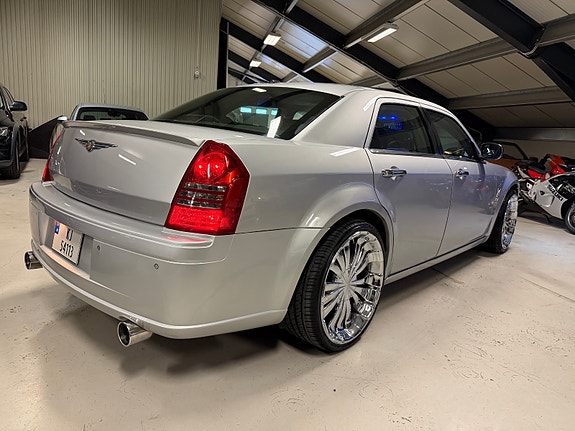 Chrysler 300C 5 of 19