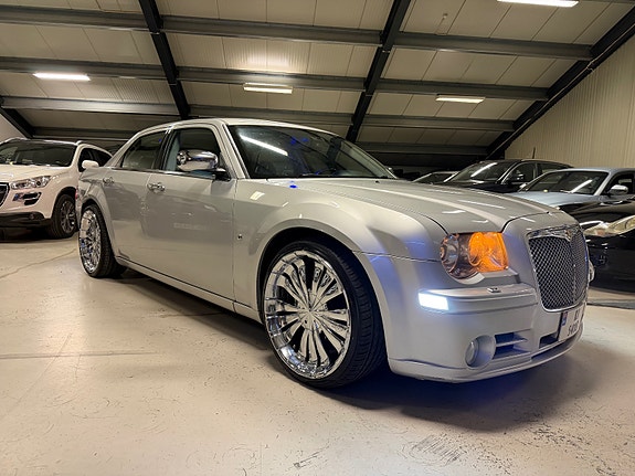 Chrysler 300C 7 of 19