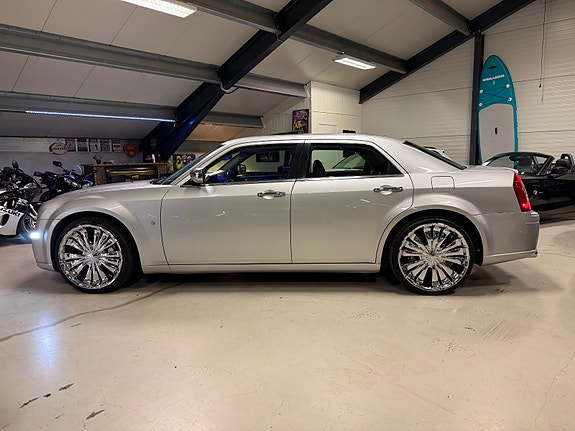 Chrysler 300C 2 of 19