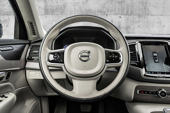 Volvo XC90 11 of 30