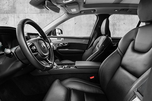 Volvo XC90 10 of 30