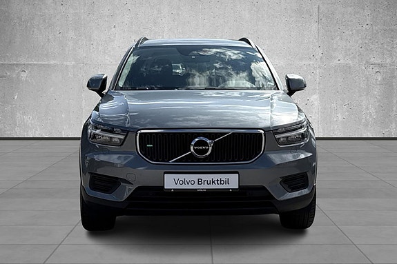 Volvo XC40 2 of 29