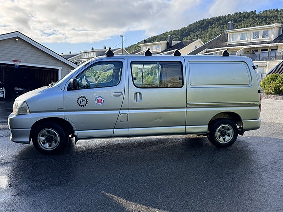 Toyota HiAce 4 of 8