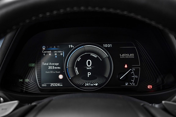 Lexus UX300e 16 of 24
