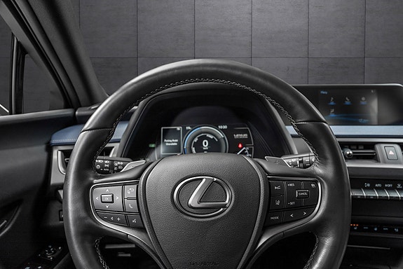 Lexus UX300e 14 of 24