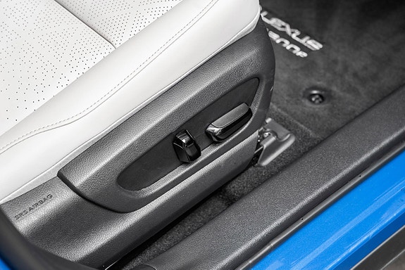 Lexus UX300e 23 of 24