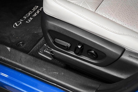 Lexus UX300e 22 of 24
