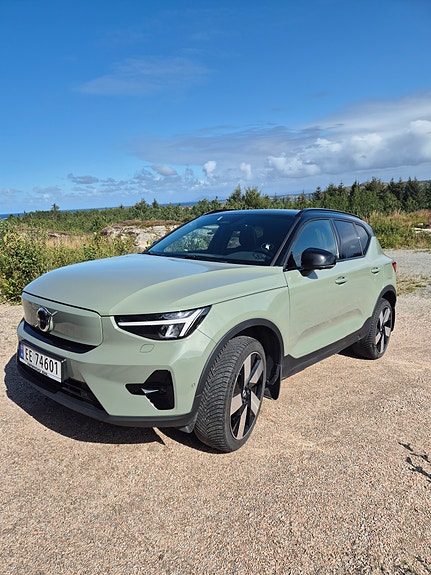 Volvo XC40 2 of 15