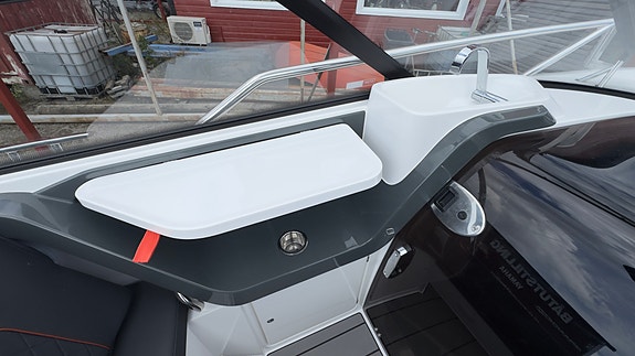 Nordkapp Noblesse 790 Highline+ -300hk-Thruster, vinsj-Kjøleskuff-Stereo-Solseng 13 of 19