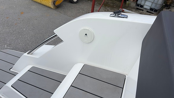 Nordkapp Noblesse 790 Highline+ -300hk-Thruster, vinsj-Kjøleskuff-Stereo-Solseng 15 of 19
