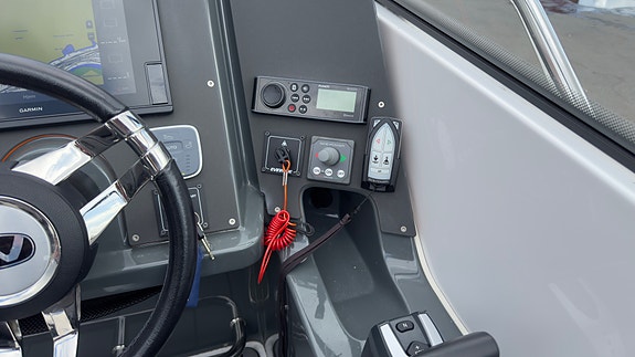 Nordkapp Noblesse 790 Highline+ -300hk-Thruster, vinsj-Kjøleskuff-Stereo-Solseng 12 of 19