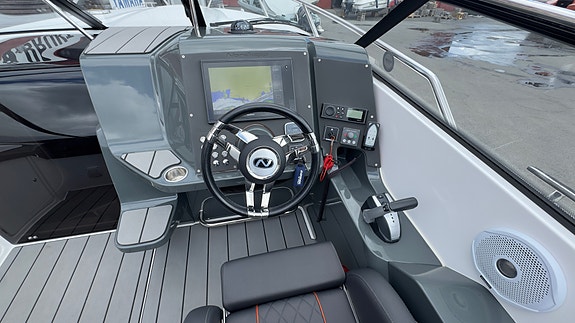 Nordkapp Noblesse 790 Highline+ -300hk-Thruster, vinsj-Kjøleskuff-Stereo-Solseng 10 of 19