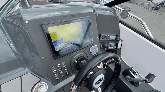 Nordkapp Noblesse 790 Highline+ -300hk-Thruster, vinsj-Kjøleskuff-Stereo-Solseng 11 of 19