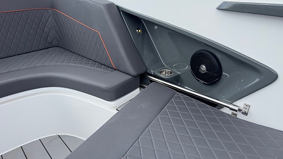 Nordkapp Noblesse 790 Highline+ -300hk-Thruster, vinsj-Kjøleskuff-Stereo-Solseng 16 of 19