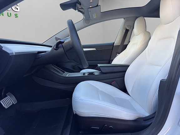 Tesla Model 3 9 of 13