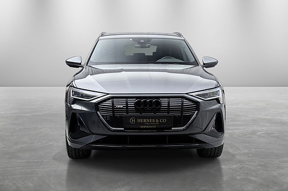 Audi e-tron 4 of 30